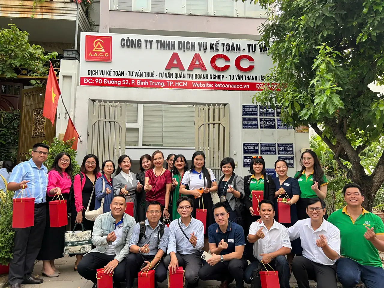 Hội viên HTCAA chụp chung trước bảng hiệu công ty kế toán AACC