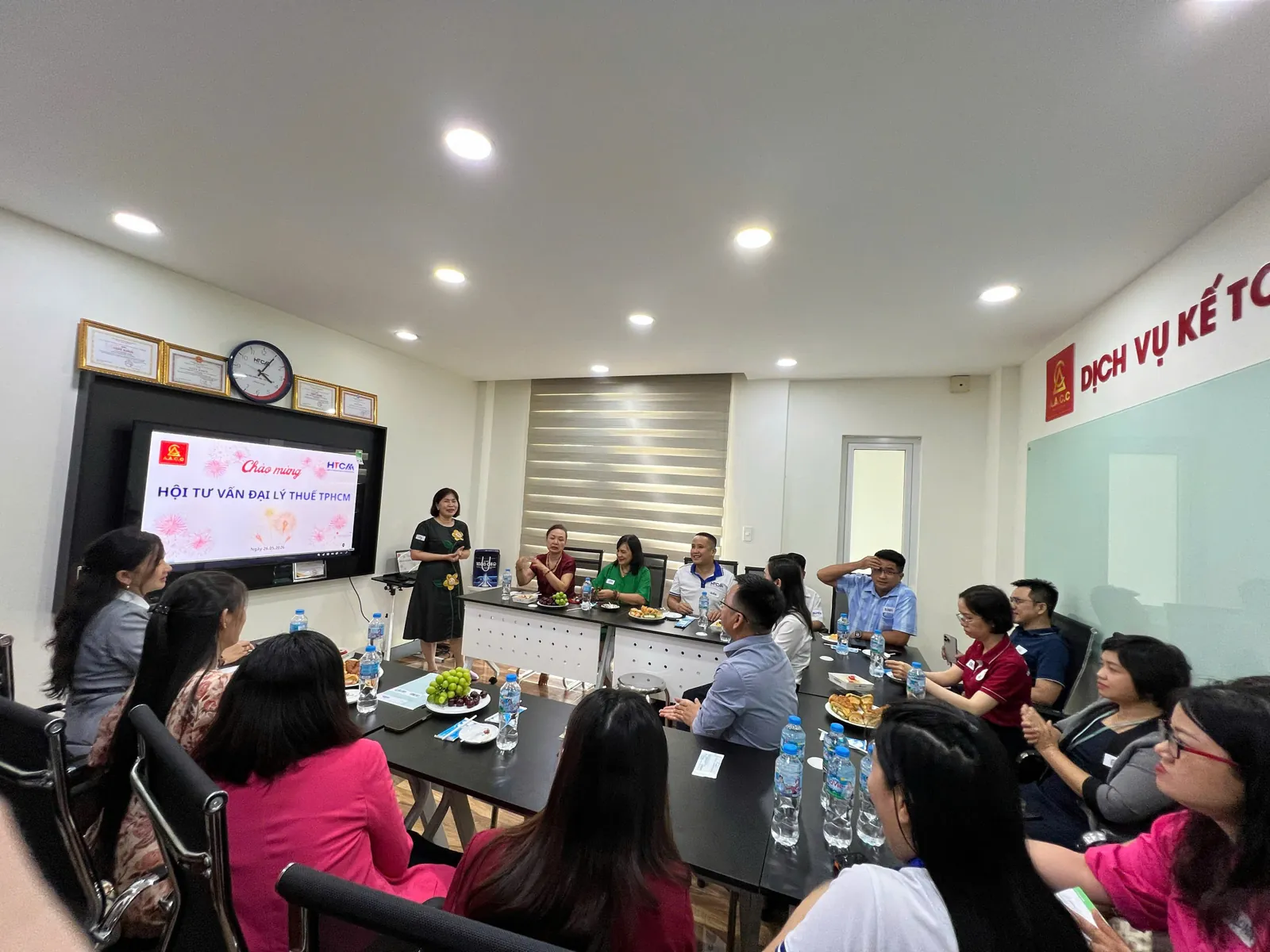 Chủ nhà giới thiệu doanh nghiệp trên màn chiếu