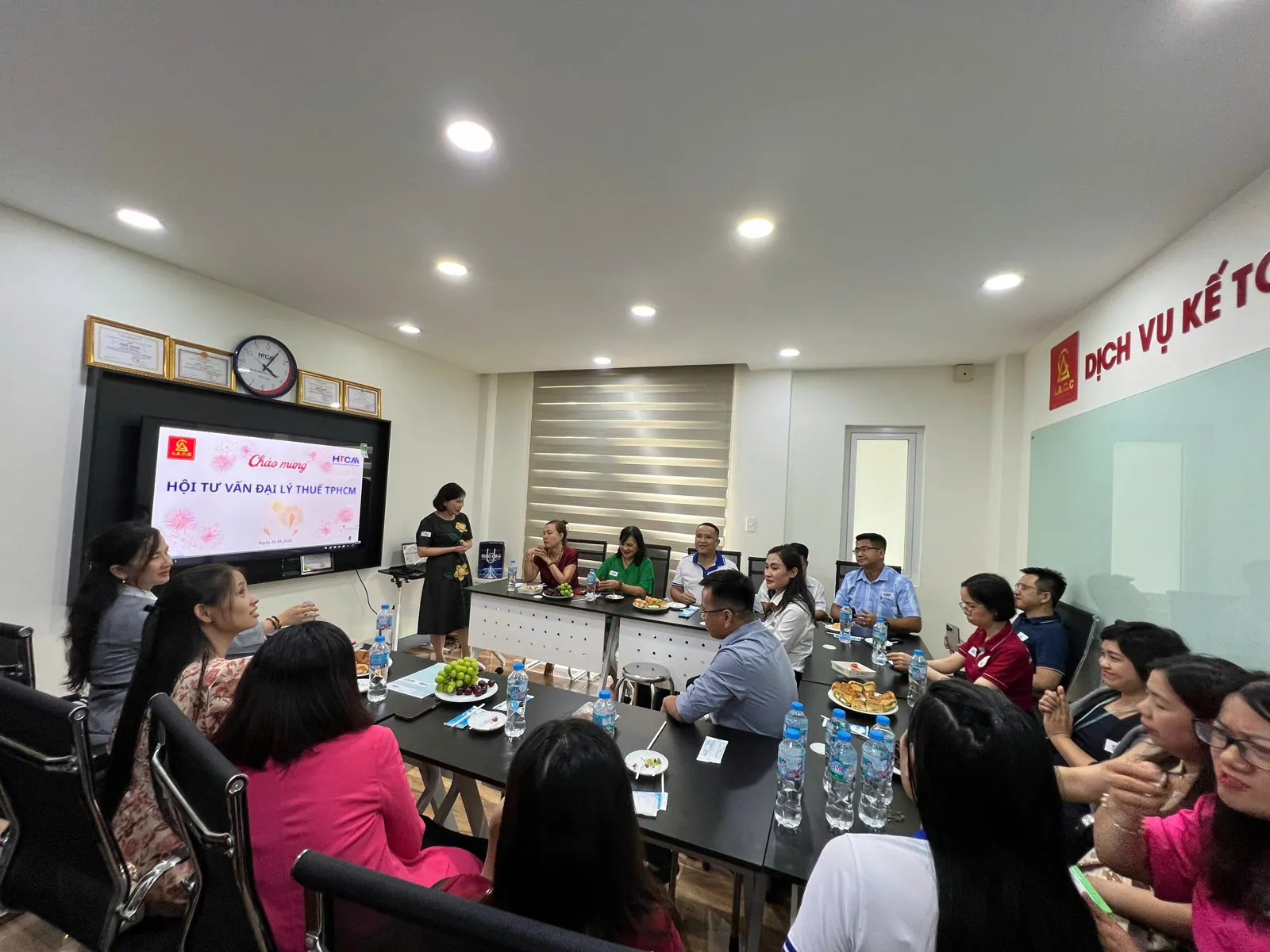 Hội viên lắng nghe phần giới thiệu doanh nghiệp