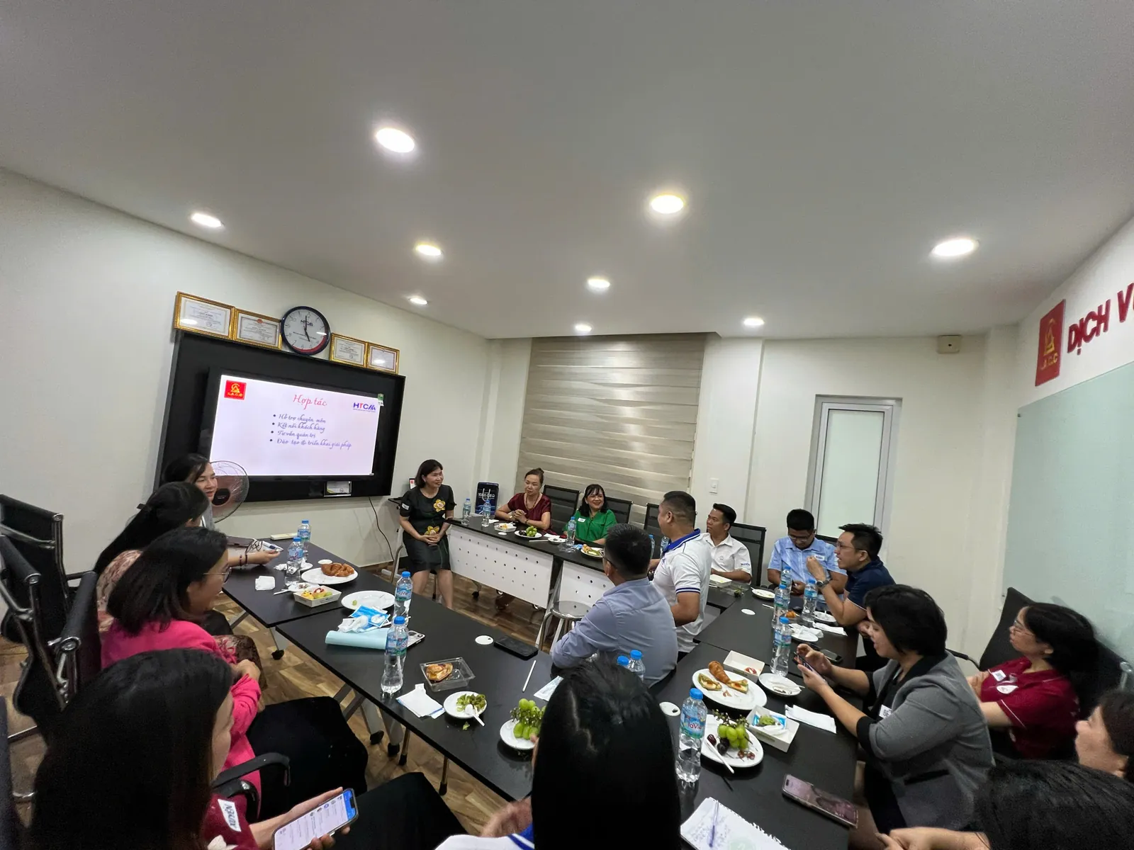 Phòng họp AACC kín chỗ trong buổi thăm