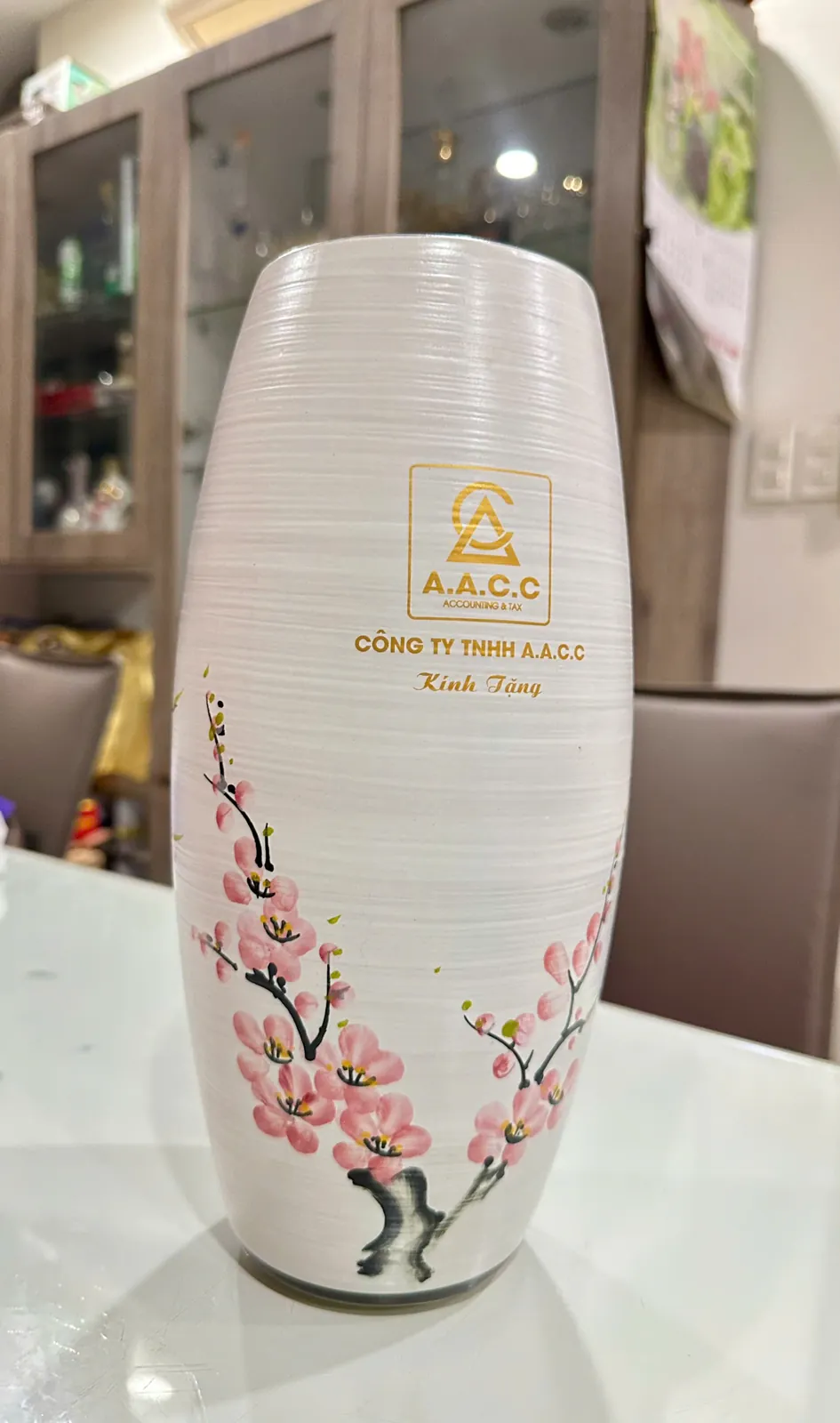 Bình hoa lưu niệm mang logo AACC