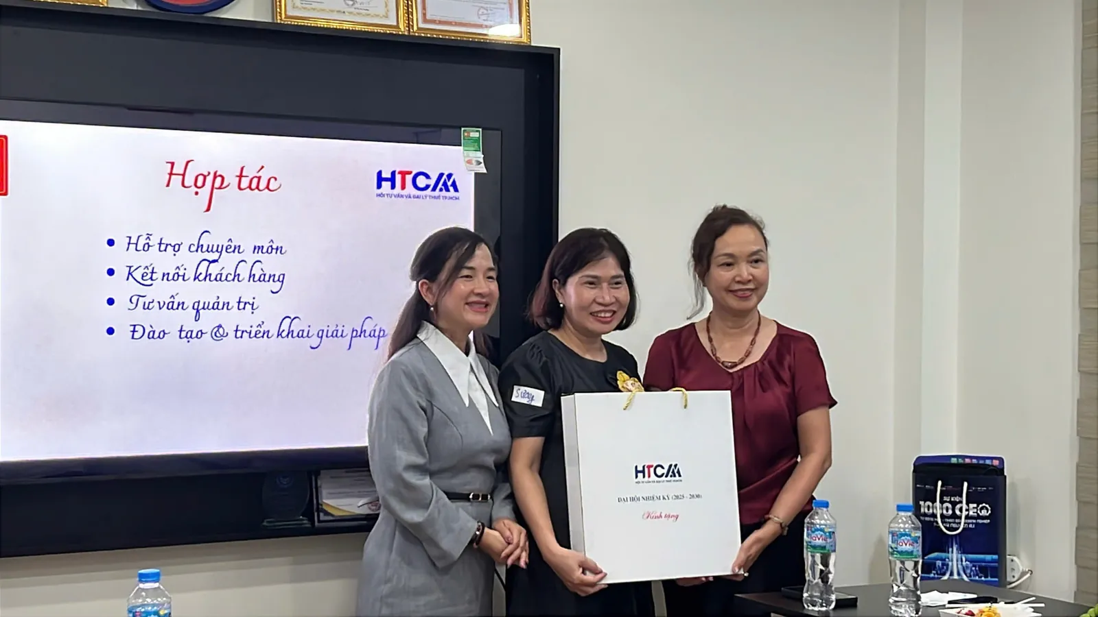 Ban hội viên trao quà hợp tác cho chủ nhà AACC