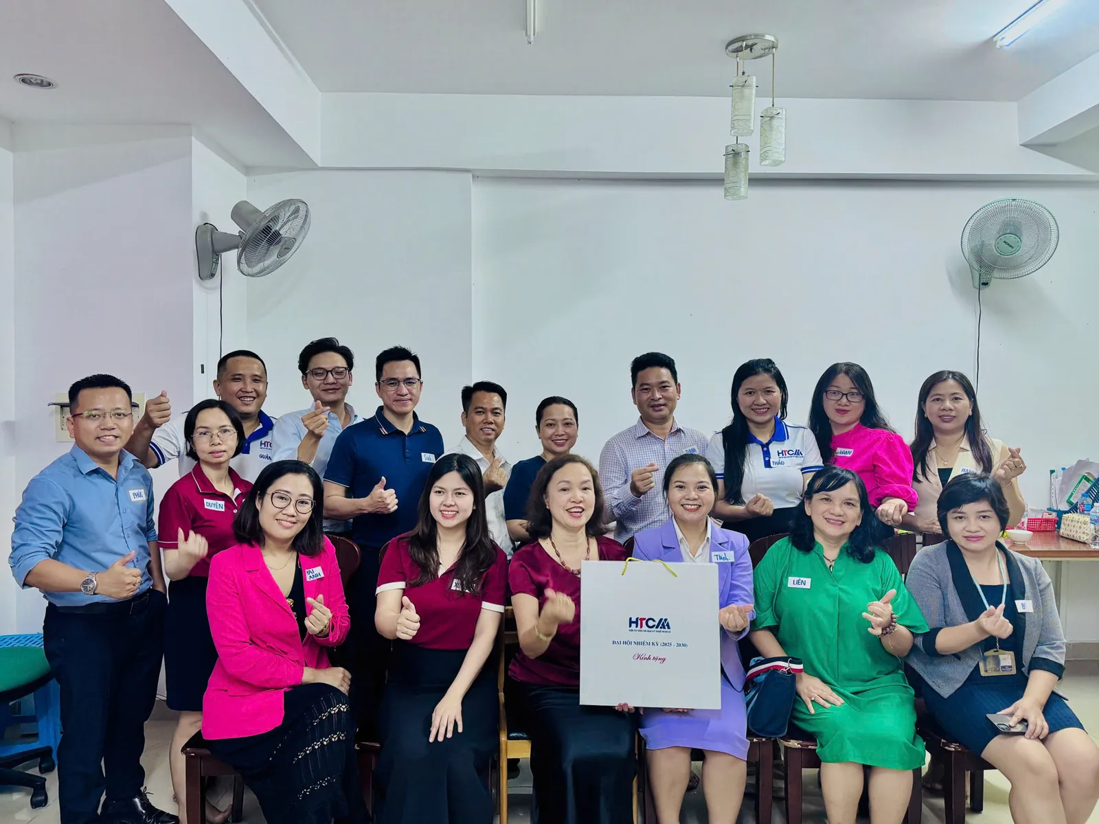 Hội viên chụp chung tại văn phòng Tax Uy Danh
