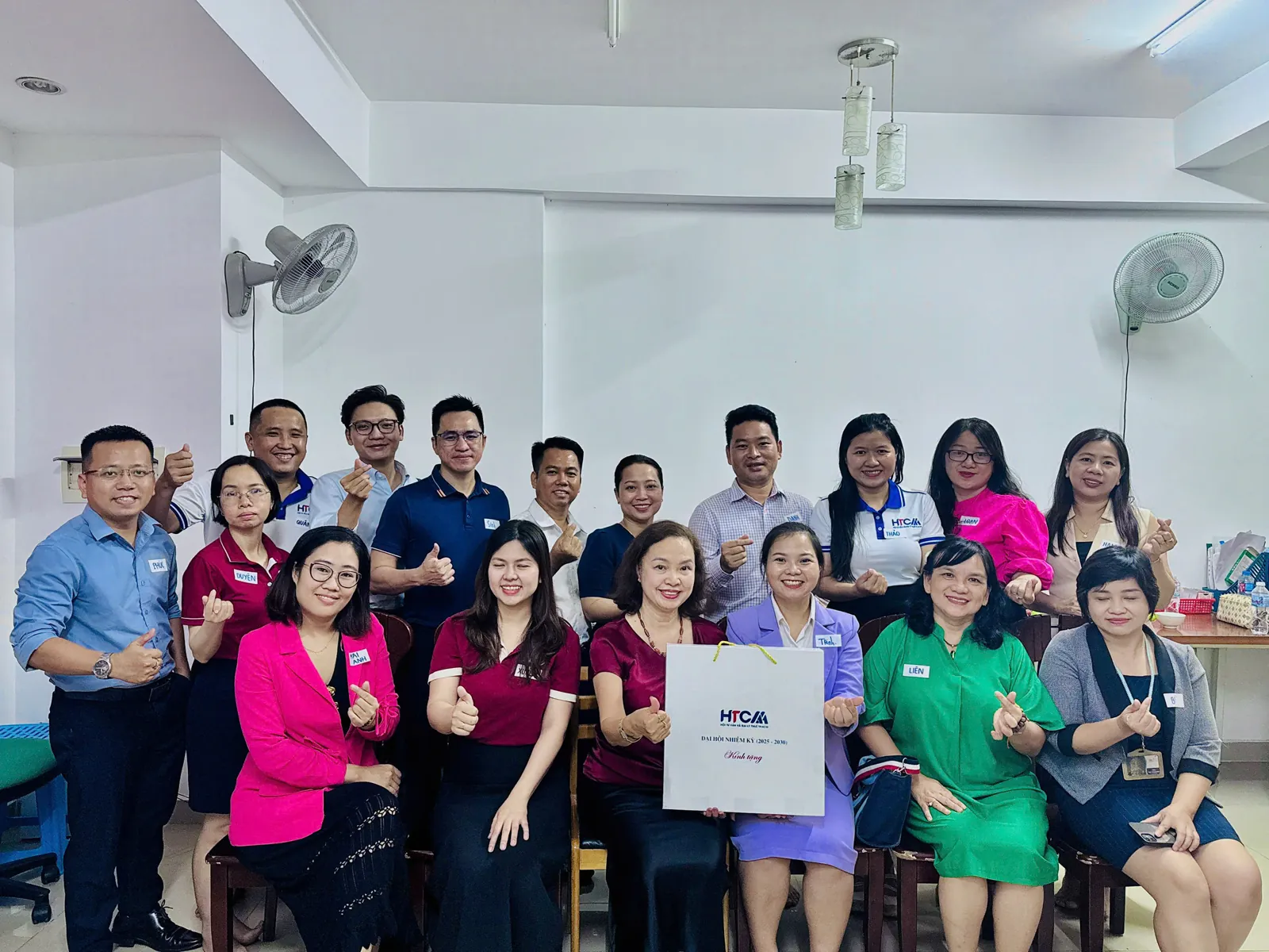 Hội viên và chủ nhà Tax Uy Danh chụp ảnh lưu niệm